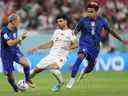 Weston McKennie des États-Unis se bat pour la possession avec Mehdi Taremi de l'IR Iran lors du match du groupe B de la coupe du monde de la FIFA Qatar 2022 entre l'IR Iran et les États-Unis au stade Al Thumama. 