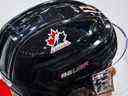 Un logo de Hockey Canada est visible sur le casque d'un joueur de l'équipe nationale junior lors d'un entraînement au camp d'entraînement à Calgary, le mardi 2 août 2022.  
