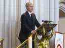 Le premier ministre de la Nouvelle-Écosse, Tim Houston, rend hommage alors qu'il assiste à un service commémoratif célébrant la vie de la reine Elizabeth à la Cathedral Church of All Saints, à Halifax, le lundi 19 septembre 2022.