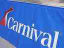 Cette photo d'archive du 29 janvier 2021 montre un panneau Carnival Cruise Line à Port Miami à Miami.