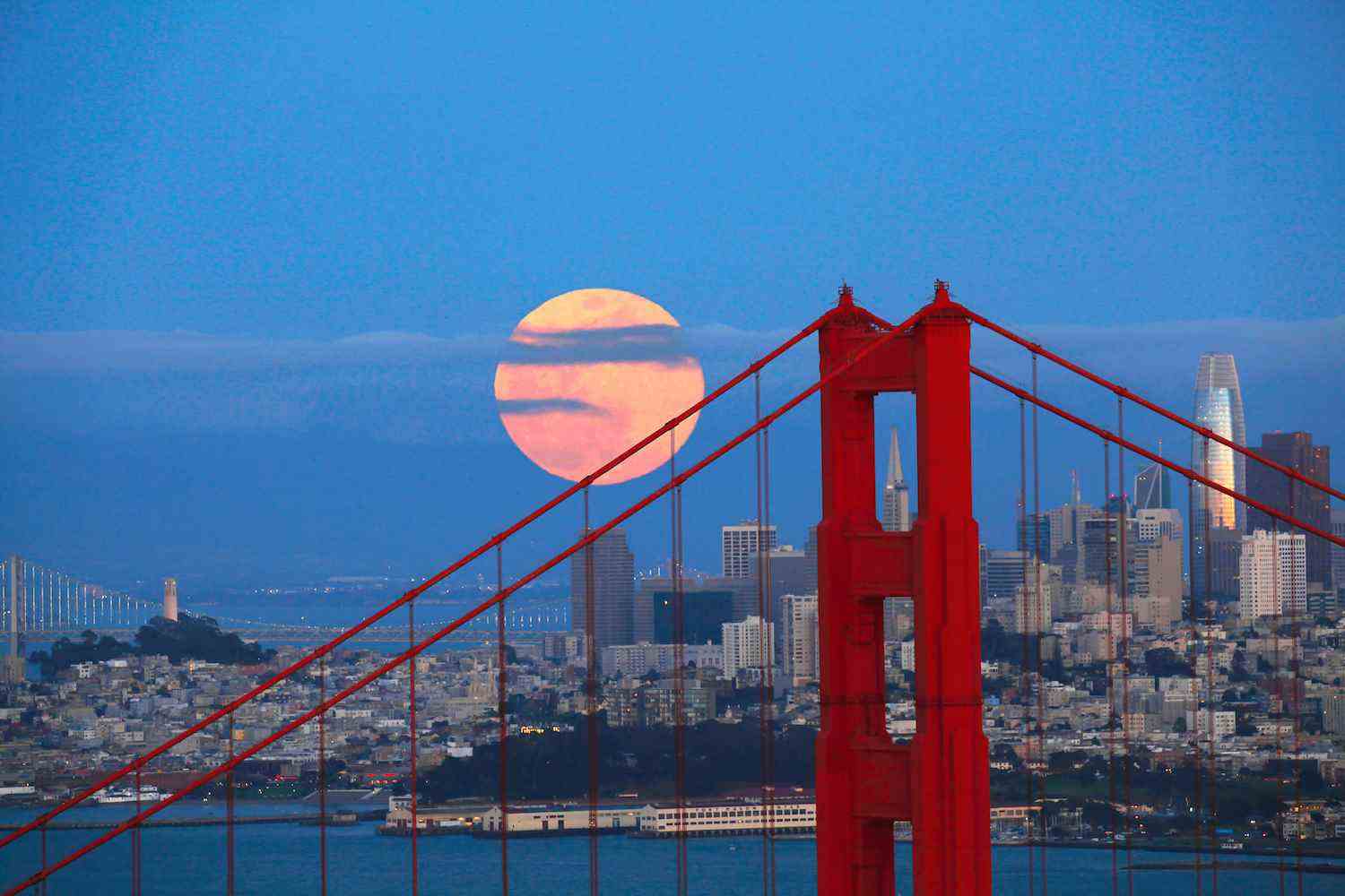 Célèbre Golden Gate Bridge avec des bâtiments en arrière-plan à San Francisco, Californie, USA