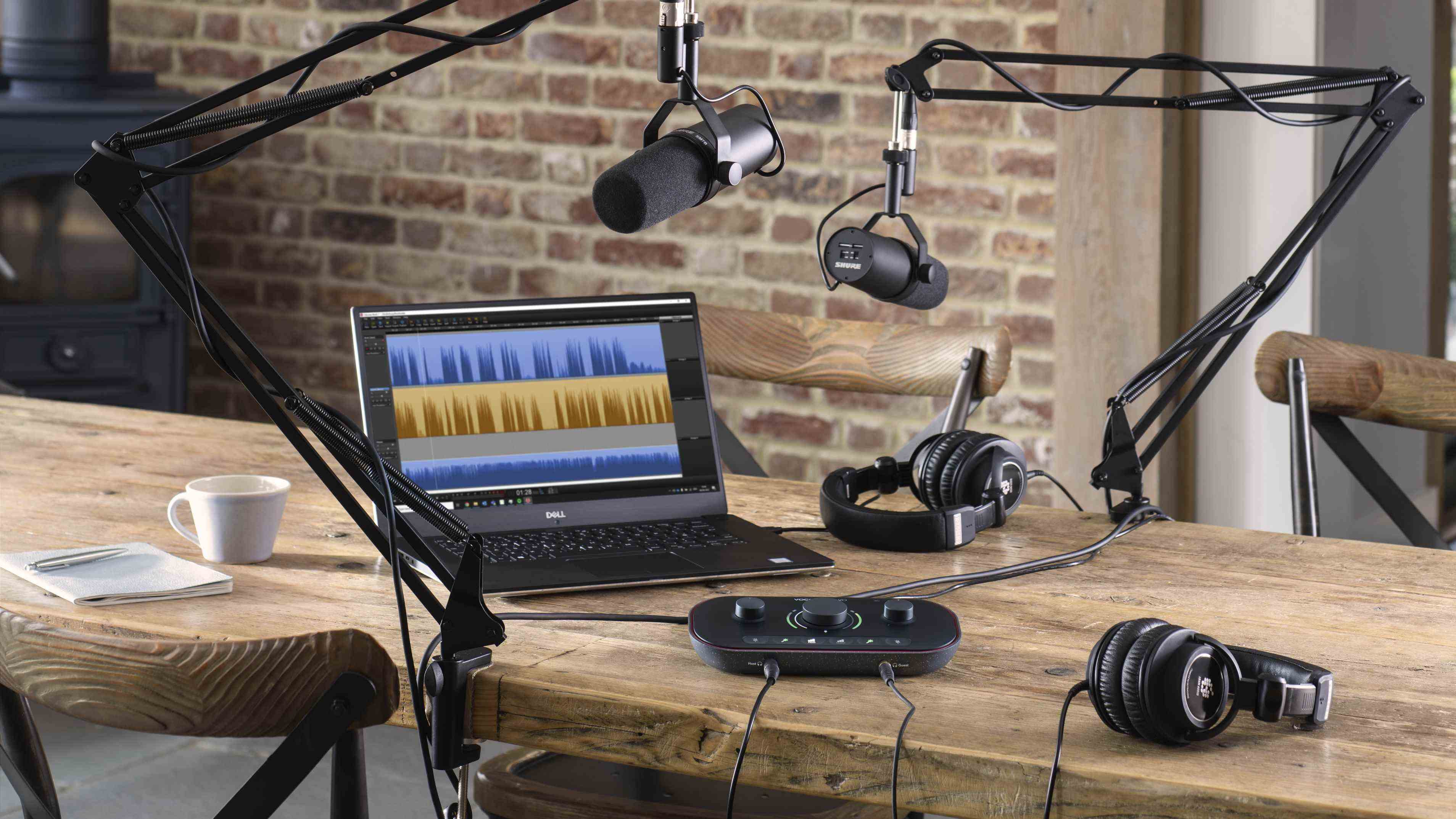 Images de style de vie du matériel Vocaster utilisé dans un studio pour le podcasting
