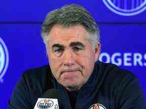 L'entraîneur-chef des Oilers d'Edmonton, Dave Tippett, répond aux questions des médias après l'entraînement de l'équipe à Edmonton le vendredi 10 décembre 2021. Les Oilers ont perdu les quatre derniers matchs auxquels ils ont joué.
