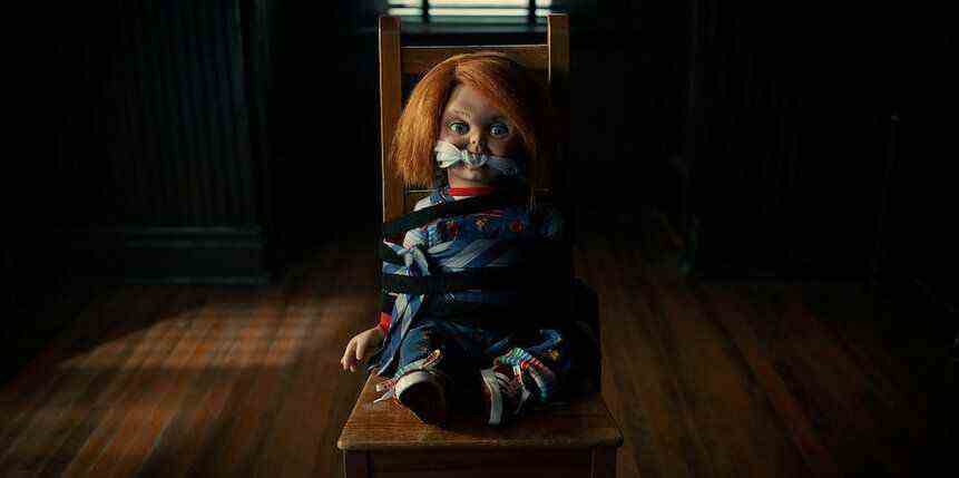 Chucky la poupée est attachée avec sa bouche fermée avec du ruban adhésif dans Chucky.