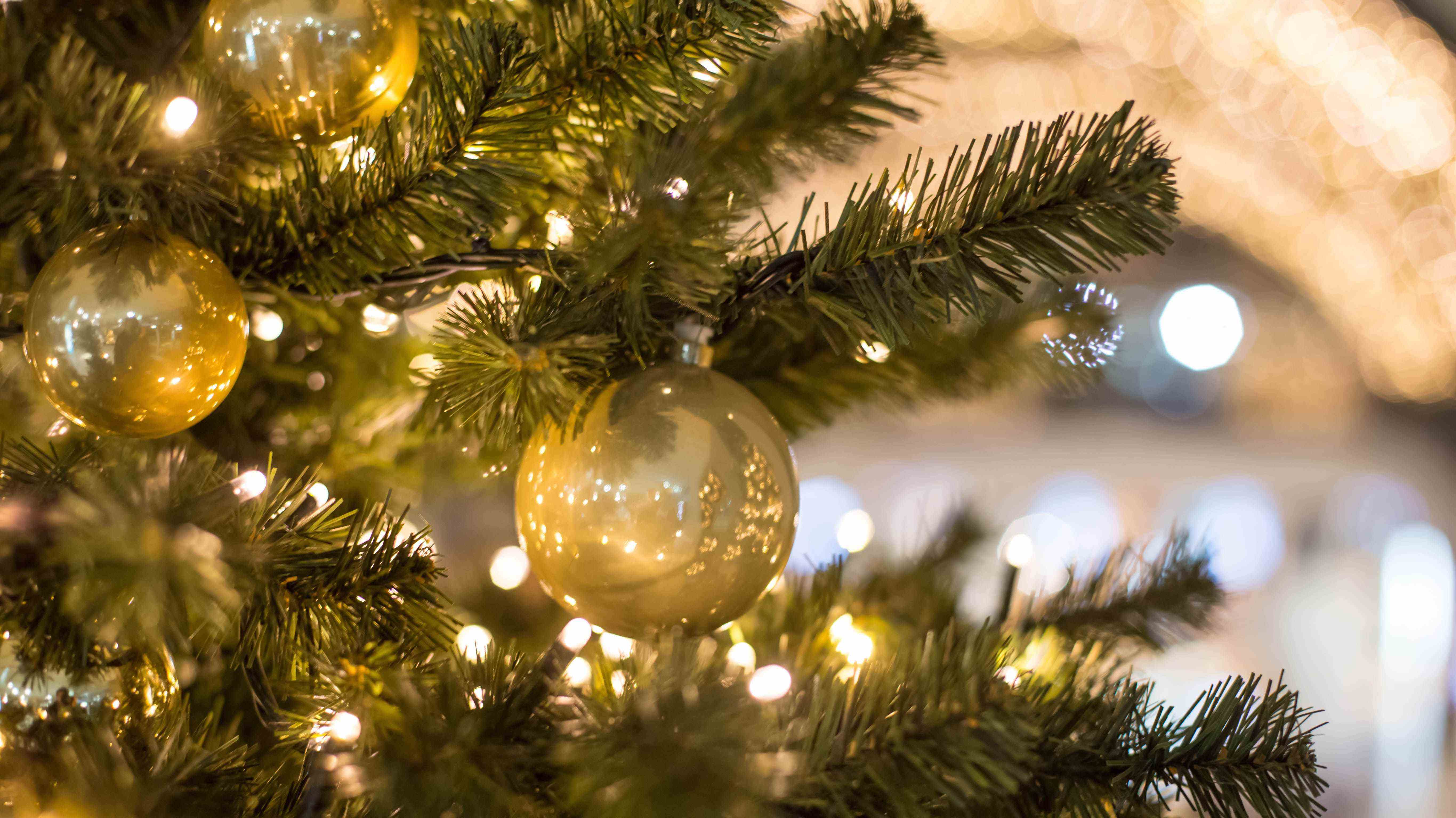 Boule de Noël et lumières sur l'arbre