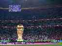 Une photo montre la réplique du trophée de la Coupe du monde de la FIFA avant le match de football du groupe A de la Coupe du monde Qatar 2022 entre le Qatar et l'Équateur au stade Al-Bayt à Al Khor, au nord de Doha, le 20 novembre 2022.