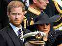 Le prince Harry, duc de Sussex, et son épouse Meghan, duchesse de Sussex, assistent aux funérailles d'État et à l'enterrement de la reine Elizabeth à Londres, le 19 septembre 2022.