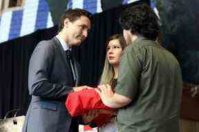 Le Premier ministre Justin Trudeau reçoit le rapport final lors de la cérémonie de clôture de l'Enquête nationale sur les femmes et les filles autochtones disparues et assassinées à Gatineau, Québec, Canada, le 3 juin 2019. (REUTERS/Chris Wattie)