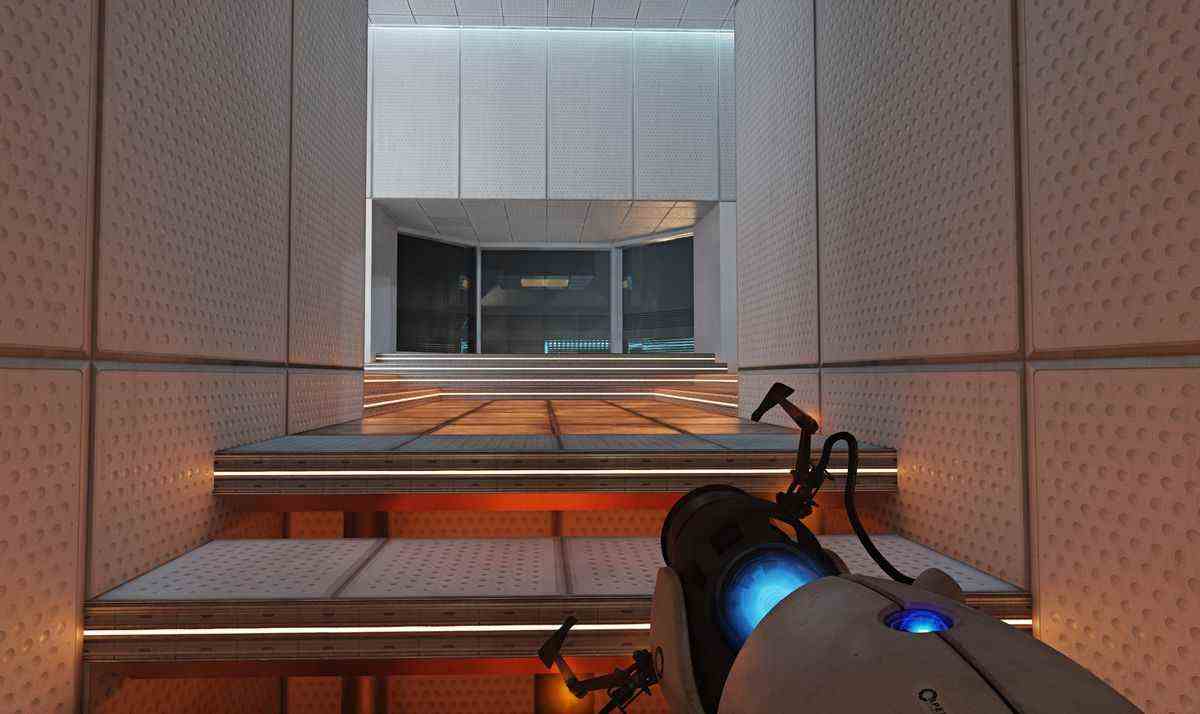 Un joueur monte un escalier dans Portal.  Il y a une lueur orange venant de sous l'escalier, qui se reflète sur les murs industriels entourant l'escalier.