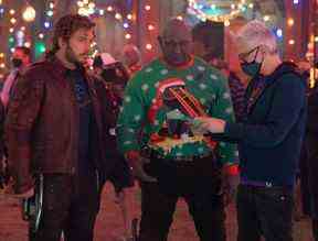 Chris Pratt dans le rôle de Peter Quill/Star-Lord, Dave Bautista dans celui de Drax et le réalisateur/scénariste James Gunn dans les coulisses du spécial vacances Les Gardiens de la Galaxie de Marvel Studios.