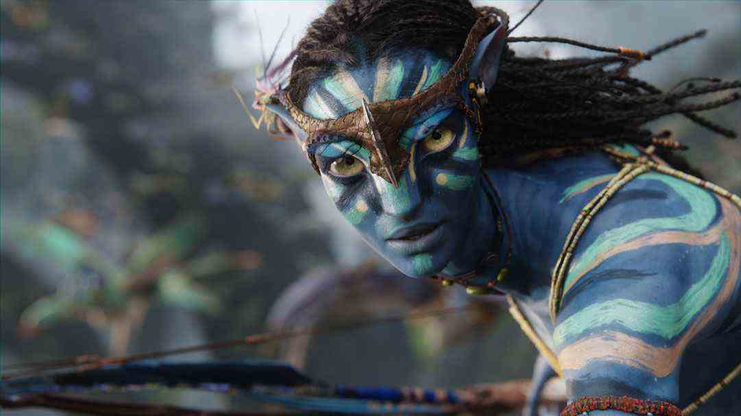 Le personnage principal d'Avatar de James Cameron, un extraterrestre à la peau bleue avec de grands yeux et des cheveux qui ressemblent à des locs.  Des rayures de peinture de guerre ornent son visage et ses épaules, et il porte un arc.