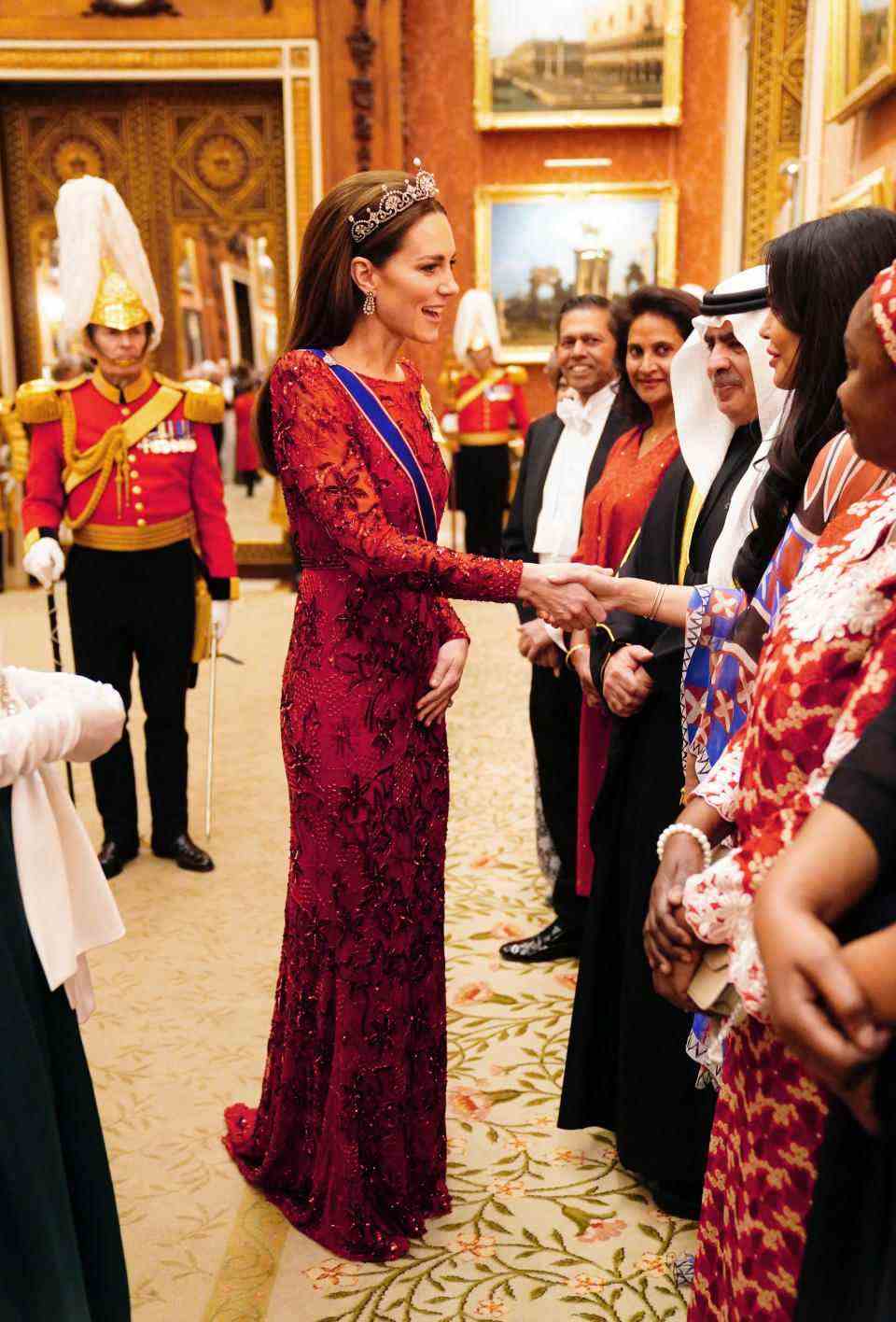 La britannique Catherine, princesse de Galles, accueille des invités lors d'une réception du corps diplomatique au palais de Buckingham à Londres le 6 décembre 2022. (Photo de Victoria Jones / POOL / AFP) (Photo de VICTORIA JONES/POOL/AFP via Getty Images)