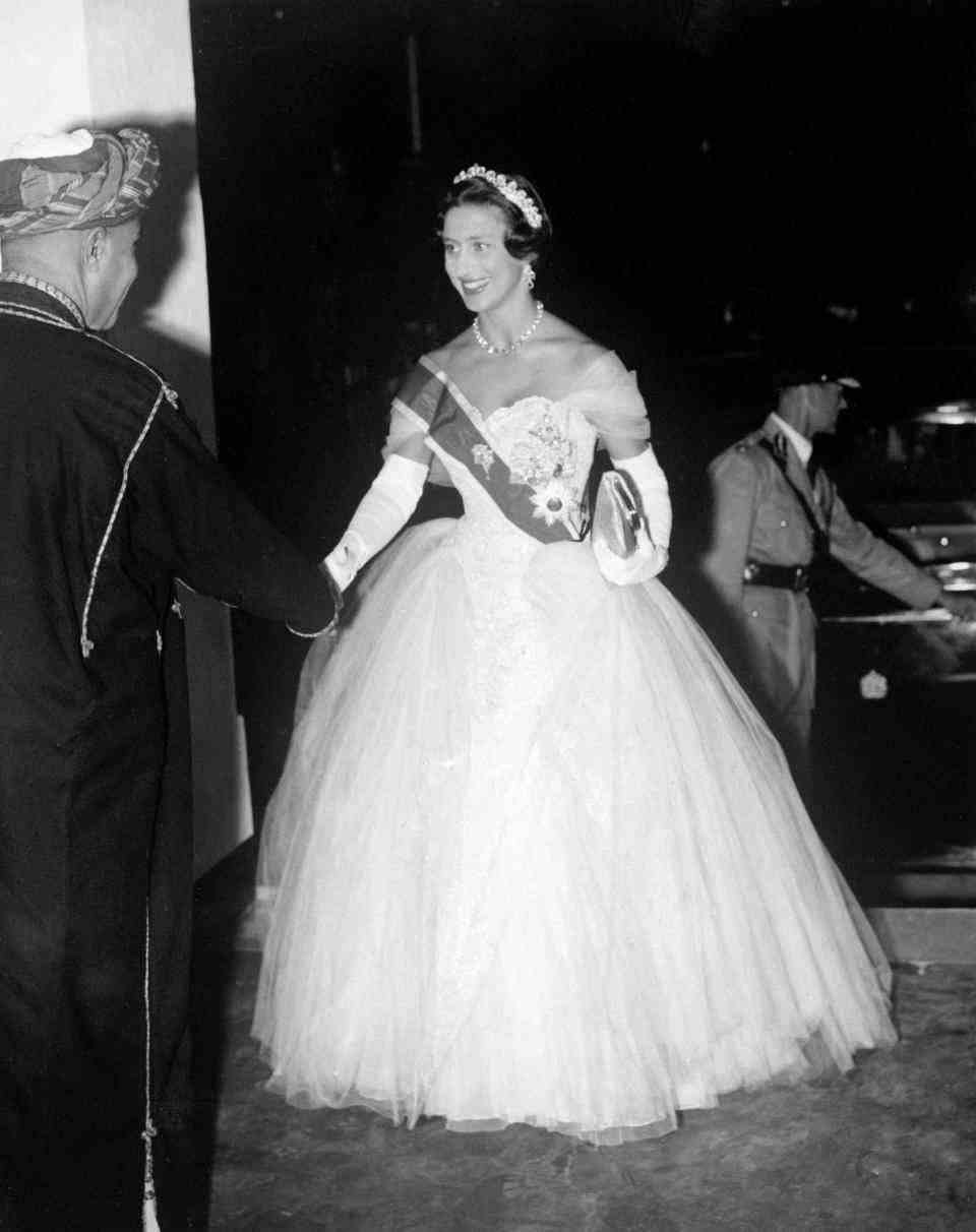 La princesse Margaret portant le diadème Cartier Halo au palais royal du sultan de Zanzibar lors de sa tournée en Afrique de l'Est en 1956. (Getty Images)