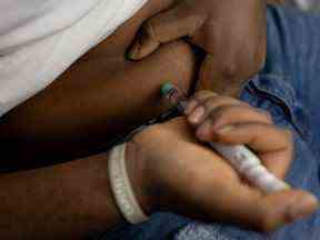 Un patient de 15 ans atteint de diabète de type 2 se fait une injection d'insuline aux États-Unis