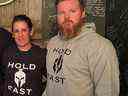 Const. de police de Durham.  Erin Howard (L) et son mari, Const.  Clay Harnum, sont représentés sur cette photo Twitter.