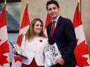 La vice-première ministre et ministre des Finances du Canada Chrystia Freeland et le premier ministre Justin Trudeau s'arrêtent pour une photo avant de présenter l'énoncé économique de l'automne à Ottawa le 3 novembre.