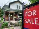 Les ventes et les prix chutent, mais les maisons ne deviennent plus abordables pour les acheteurs potentiels.