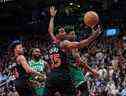 Christian Koloko des Raptors revient avec un rebond contre Marcus Smart des Boston Celtics lors de la première mi-temps à la Scotiabank Arena le lundi 5 décembre 2022. 