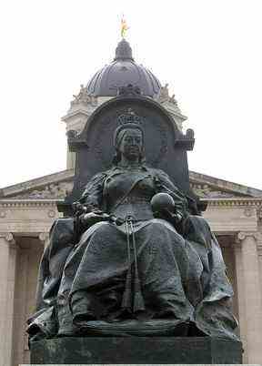 Il s'agit de la statue de la reine Victoria à Winnipeg qui a été renversée par une foule de manifestants à l'été 2021. En démolissant ses vestiges le mois dernier, les travailleurs sont tombés sur un message secret de 1921 déplorant le régime de prohibition du Manitoba.  