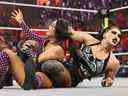 Rhea Ripley (à droite) enferme son adversaire, Roxanne Perez, dans des ciseaux de jambe lors d'un récent épisode de NXT.