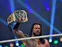 Roman Reigns célèbre après avoir vaincu Bill Goldberg lors de la WWE Elimination Chamber 2022 au Jeddah Super Dome dans la ville côtière de Djeddah en Arabie Saoudite le 19 février 2022. 