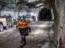 Un ouvrier marche dans un tunnel de la mine de cuivre-or Oyu Tolgoi.  Vendredi, Rio Tinto Ltd. a obtenu l'approbation des actionnaires pour reprendre le propriétaire de la mine, Turquoise Hill Resources Ltd.