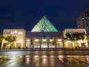 Les rues mouillées reflètent les lumières de l'hôtel de ville d'Edmonton le lundi 19 septembre 2022.