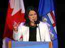 La première ministre Danielle Smith prend la parole lors du déjeuner de la Chambre de commerce de Calgary le 18 novembre.