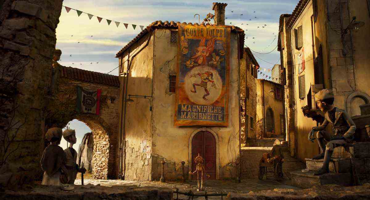 Pinocchio se tient dans la rue de son village italien sous une affiche de cirque.  Il y a un singe sur le toit