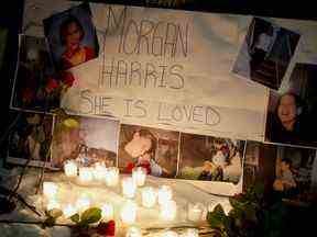 Une veillée avec des photos de Morgan Harris jointes est montrée alors que la famille et les amis de trois femmes assassinées se réunissent lors d'une veillée à Winnipeg, le jeudi 1er décembre 2022.