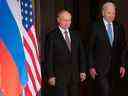 Le président américain Joe Biden, à droite, et le président russe Vladimir Poutine arrivent pour le sommet américano-russe à Genève, le 16 juin 2021.