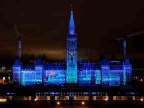 Une partie du spectacle multimédia Winter Lights Across Canada sur les édifices du Parlement en avant-première le 7 décembre 2022. Blair Gable / Reuters