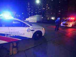 La police de Toronto, les ambulanciers paramédicaux et le personnel de sécurité de la TTC étaient visibles au poste de High Park TTC après que deux femmes ont été poignardées jeudi.