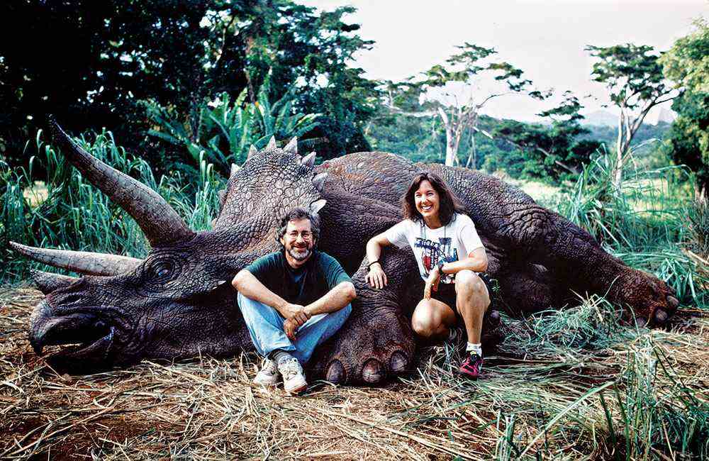 Kathleen Kennedy en 1992 avec le réalisateur Steven Spielberg lors du tournage de Jurassic Park.