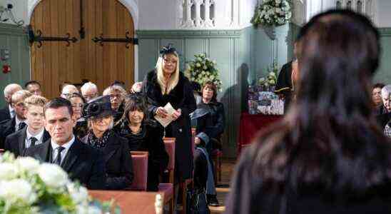 EastEnders abandonne la sortie du premier épisode pour les funérailles de Dot Branning