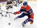 Mattias Janmark (26 ans) des Oilers d'Edmonton affronte le Wild du Minnesota lors de la première période de la LNH à Edmonton le 9 décembre 2022.