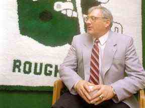 John Gregory après avoir été nommé entraîneur-chef des Roughriders de la Saskatchewan le 18 décembre 1986.