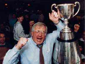 L'entraîneur-chef des Roughriders, John Gregory, célèbre avec la Coupe Grey en 1989.