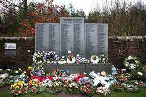 Sur cette photo prise le 21 décembre 2018, des hommages floraux laissés au Memorial Garden du cimetière de Dryfesdale sont visibles le matin du 30e anniversaire de l'attentat à la bombe contre le vol Pan Am 103.