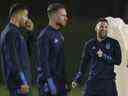 L'attaquant argentin Lionel Messi (R) rit lors d'une séance d'entraînement à l'Université du Qatar à Doha le 12 décembre 2022, à la veille du match de football de demi-finale de la Coupe du monde Qatar 2022 entre l'Argentine et la Croatie. 