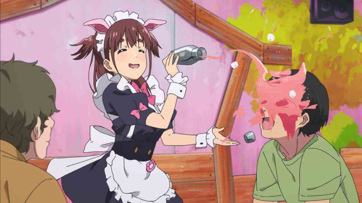 Une anime girl aux cheveux bruns vêtue d'une tenue de bonne avec des oreilles de cochon roses renverse une boisson de couleur rose sur le visage d'un client.