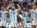 L'Argentin Lionel Messi célèbre la victoire 3-0 de l'équipe lors de la demi-finale de la Coupe du Monde de la FIFA, Qatar 2022, entre la France et le Maroc, au stade Al Bayt, le 14 décembre 2022 à Al Khor, au Qatar.