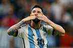L'Argentin Lionel Messi célèbre après que Julian Alvarez ait marqué son troisième but.