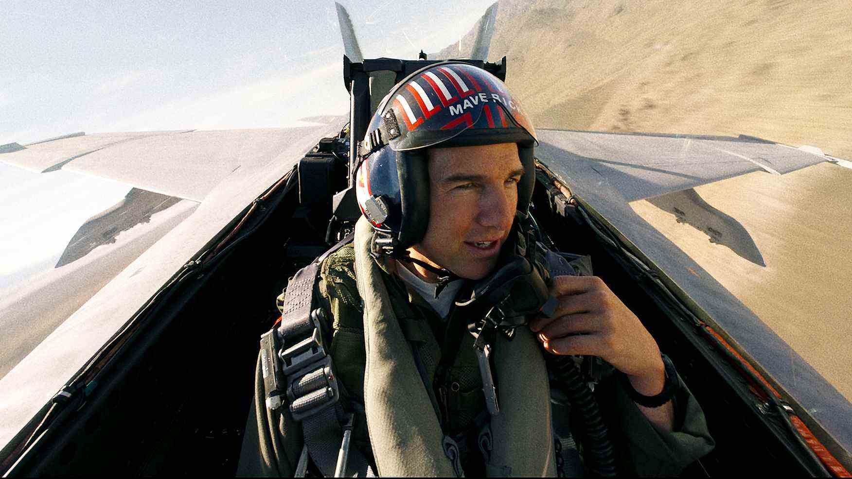 Tom Cruise dans le rôle de Maverick, aux commandes d'un jet, dans Top Gun: Maverick
