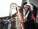 Le chef Tony Alexis, de la nation sioux Alexis Nakota, se prépare à participer à l'entrée traditionnelle des chefs autochtones (grande entrée des chefs), avant l'arrivée du pape François, au parc Muskwa à Maskwacis, en Alberta, le 25 juillet 2022.
