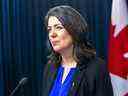 Le mardi 29 novembre 2022, la première ministre Danielle Smith donne des détails sur la législation sur la souveraineté de l'Alberta au sein d'une loi sur le Canada-Uni.