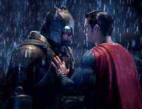 Cette image publiée par Warner Bros. Pictures montre Ben Affleck, à gauche, et Henry Cavill dans une scène de 