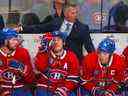L'entraîneur-chef des Canadiens de Montréal, Martin St. Louis, s'adresse aux joueurs, de gauche à droite.  Josh Anderson, Brendan Gallagher et Nick Suzuki en troisième période contre les Penguins de Pittsburgh à Montréal le 17 octobre 2022.
