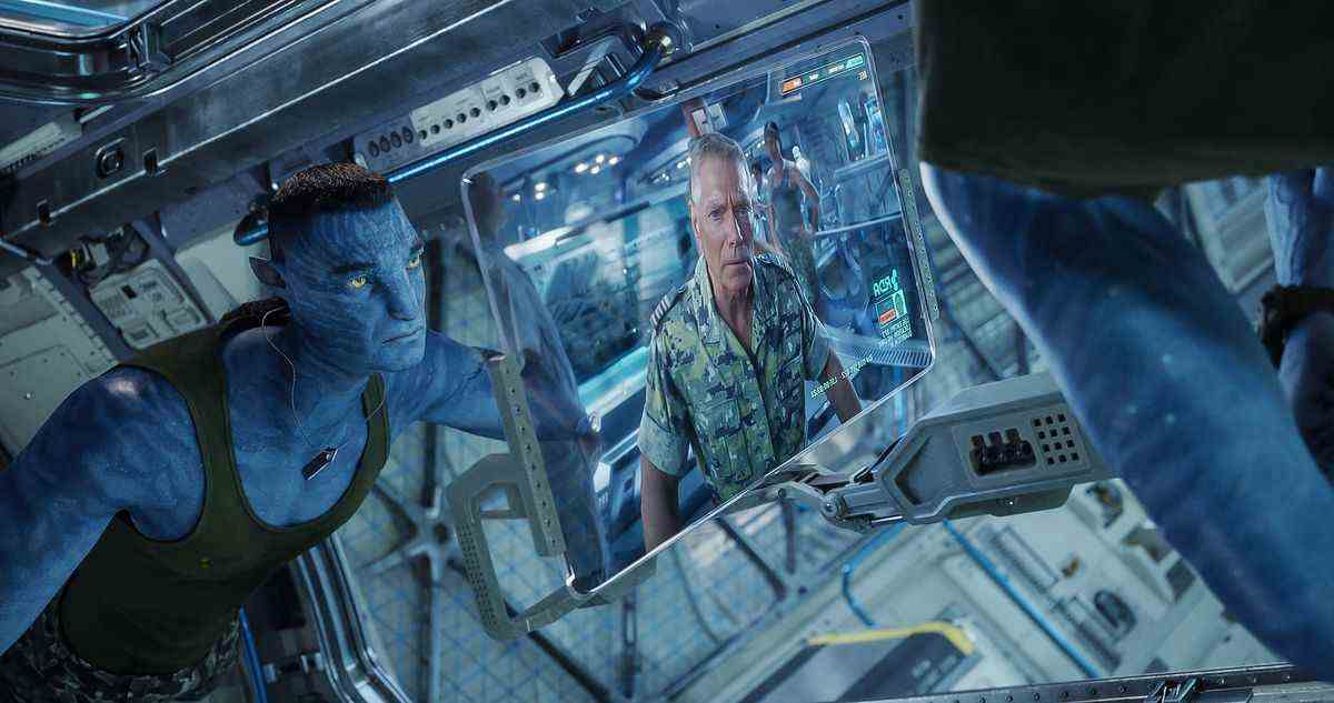 La version Na'vi ressuscitée du colonel Quaritch (Stephen Lang) regarde une vidéo contenant des instructions de la version humaine originale de lui-même dans un laboratoire d' Avatar: The Way of Water .