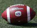 Un ballon de football de la LCF.  Jim Wells, Postmédia.
